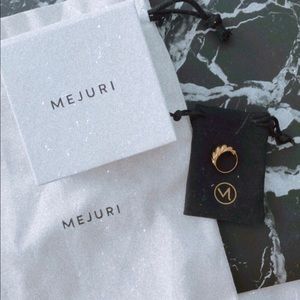 MEJURI CROISSANT DÔME PINKY RING